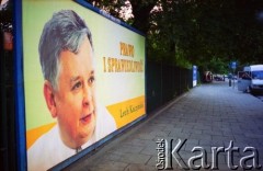 2001, Kraków, Polska.
Kampania przed wyborami parlamentarnymi. Plakat kandydata partii Prawo i Sprawiedliwość Lecha Kaczyńskiego przy ulicy Powiśle.
Fot. Piotr Dylik, zbiory Ośrodka KARTA