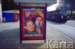 Po 11.09.2001, Kraków, Polska.
Przystanek tramwajowy przy ul. Kościuszki. Reklama tygodnika Wprost. Na plakacie zdjęcie kard. Józefa Glempa i o. Tadeusza Rydzyka.
Fot. Piotr Dylik, zbiory Ośrodka KARTA