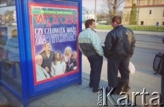 2003, Kraków, Polska.
Mężczyźni czekają na tramwaj na przystanku w dzielnicy Salwator, na przeciwko Klasztoru Norbertanek. Na wiacie przystanku plakat reklamujący tygodnik Wprost. 
Fot. Piotr Dylik, zbiory Ośrodka KARTA