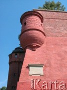 24.08.2004, Kraków, Polska.
Pogrzeb Czesława Miłosza. Fragment murów Wawelu z tablicą upamiętniającą księcia Kraka, legendarnego władcę i założyciela Krakowa.
Fot. Piotr Dylik, zbiory Ośrodka KARTA