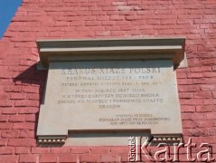 24.08.2004, Kraków, Polska.
Pogrzeb Czesława Miłosza. Fragment murów Wawelu z tablicą upamiętniającą księcia Kraka, legendarnego władcę i założyciela Krakowa.
Fot. Piotr Dylik, zbiory Ośrodka KARTA