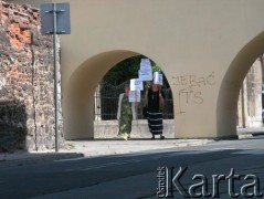 24.08.2004, Kraków, Polska.
Pogrzeb Czesława Miłosza. Ul. Skałeczna. Manifestacja Społeczno-Patriotycznego Komitetu Protestacyjnego. Kobiety z transparentami.
Fot. Piotr Dylik, zbiory Ośrodka KARTA