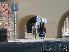 24.08.2004, Kraków, Polska.
Pogrzeb Czesława Miłosza. Ul. Skałeczna. Manifestacja Społeczno-Patriotycznego Komitetu Protestacyjnego. Kobiety z transparentami.
Fot. Piotr Dylik, zbiory Ośrodka KARTA