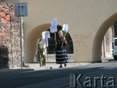 24.08.2004, Kraków, Polska.
Pogrzeb Czesława Miłosza. Ul. Skałeczna. Manifestacja Społeczno-Patriotycznego Komitetu Protestacyjnego. Kobiety z transparentami.
Fot. Piotr Dylik, zbiory Ośrodka KARTA