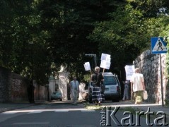 24.08.2004, Kraków, Polska.
Pogrzeb Czesława Miłosza. Ul. Skałeczna. Manifestacja Społeczno-Patriotycznego Komitetu Protestacyjnego. Transparenty.
Fot. Piotr Dylik, zbiory Ośrodka KARTA