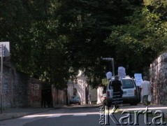 24.08.2004, Kraków, Polska.
Pogrzeb Czesława Miłosza. Ul. Skałeczna. Manifestacja Społeczno-Patriotycznego Komitetu Protestacyjnego. Transparenty.
Fot. Piotr Dylik, zbiory Ośrodka KARTA
