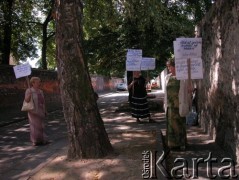 24.08.2004, Kraków, Polska.
Pogrzeb Czesława Miłosza. Ul. Skałeczna. Manifestacja Społeczno-Patriotycznego Komitetu Protestacyjnego. Transparenty.
Fot. Piotr Dylik, zbiory Ośrodka KARTA