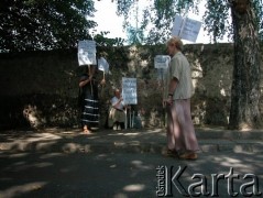 24.08.2004, Kraków, Polska.
Pogrzeb Czesława Miłosza. Ul. Skałeczna. Manifestacja Społeczno-Patriotycznego Komitetu Protestacyjnego. Transparenty.
Fot. Piotr Dylik, zbiory Ośrodka KARTA