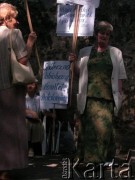 24.08.2004, Kraków, Polska.
Pogrzeb Czesława Miłosza. Ul. Skałeczna. Manifestacja Społeczno-Patriotycznego Komitetu Protestacyjnego. Transparenty.
Fot. Piotr Dylik, zbiory Ośrodka KARTA