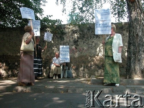 24.08.2004, Kraków, Polska.
Pogrzeb Czesława Miłosza. Ul. Skałeczna. Manifestacja Społeczno-Patriotycznego Komitetu Protestacyjnego. Transparenty.
Fot. Piotr Dylik, zbiory Ośrodka KARTA