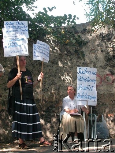 24.08.2004, Kraków, Polska.
Pogrzeb Czesława Miłosza. Ul. Skałeczna. Manifestacja Społeczno-Patriotyczny Komitet Protestacyjny. Transparenty.
Fot. Piotr Dylik, zbiory Ośrodka KARTA