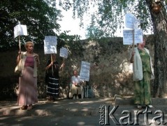 24.08.2004, Kraków, Polska.
Pogrzeb Czesława Miłosza. Ul. Skałeczna. Manifestacja Społeczno-Patriotycznego Komitetu Protestacyjnego. Transparenty.
Fot. Piotr Dylik, zbiory Ośrodka KARTA