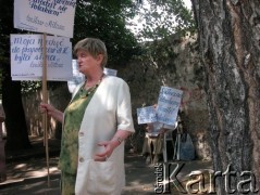 24.08.2004, Kraków, Polska.
Pogrzeb Czesława Miłosza. Ul. Skałeczna. Manifestacja Społeczno-Patriotycznego Komitetu Protestacyjnego. Transparenty.
Fot. Piotr Dylik, zbiory Ośrodka KARTA