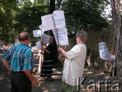 24.08.2004, Kraków, Polska.
Pogrzeb Czesława Miłosza. Ul. Skałeczna. Manifestacja Społeczno-Patriotycznego Komitetu Protestacyjnego. Transparenty.
Fot. Piotr Dylik, zbiory Ośrodka KARTA