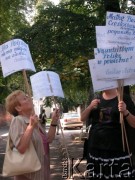24.08.2004, Kraków, Polska.
Pogrzeb Czesława Miłosza. Ul. Skałeczna. Manifestacja Społeczno-Patriotycznego Komitetu Protestacyjnego. Transparenty.
Fot. Piotr Dylik, zbiory Ośrodka KARTA