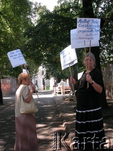 24.08.2004, Kraków, Polska.
Pogrzeb Czesława Miłosza. Ul. Skałeczna. Manifestacja Społeczno-Patriotycznego Komitetu Protestacyjnego. Transparenty.
Fot. Piotr Dylik, zbiory Ośrodka KARTA