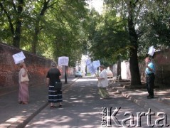 24.08.2004, Kraków, Polska.
Pogrzeb Czesława Miłosza. Ul. Skałeczna. Manifestacja Społeczno-Patriotycznego Komitetu Protestacyjnego. Transparenty.
Fot. Piotr Dylik, zbiory Ośrodka KARTA