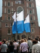 27.08.2004, Kraków, Polska.
Pogrzeb Czesława Miłosza. Kościół Mariacki. Flagi biało-niebieskie. Ludzie oczekujący na przemarsz konduktu.
Fot. Piotr Dylik, zbiory Ośrodka KARTA