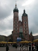 27.08.2004, Kraków, Polska.
Pogrzeb Czesława Miłosza. Kościół Mariacki. Flagi biało-niebieskie. Ludzie oczekujący na przemarsz konduktu.
Fot. Piotr Dylik, zbiory Ośrodka KARTA