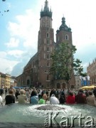 27.08.2004, Kraków, Polska.
Pogrzeb Czesława Miłosza. Kościół Mariacki. Flagi biało-niebieskie. Ludzie oczekujący na przemarsz konduktu.
Fot. Piotr Dylik, zbiory Ośrodka KARTA