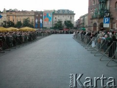 27.08.2004, Kraków, Polska.
Pogrzeb Czesława Miłosza. Kościół Mariacki. Ludzie oczekujący na przemarsz konduktu.
Fot. Piotr Dylik, zbiory Ośrodka KARTA