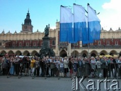 27.08.2004, Kraków, Polska.
Pogrzeb Czesława Miłosza. Sukiennice. Pomnik Adama Mickiewicza. Flagi biało-niebieskie. Ludzie oczekujący na przemarsz konduktu.
Fot. Piotr Dylik, zbiory Ośrodka KARTA