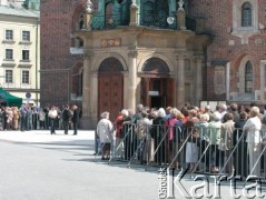 27.08.2004, Kraków, Polska.
Pogrzeb Czesława Miłosza. Kościół Mariacki. Ludzie oczekujący na przemarsz konduktu.
Fot. Piotr Dylik, zbiory Ośrodka KARTA