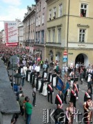 27.08.2004, Kraków, Polska.
Pogrzeb Czesława Miłosza. Kondukt przechodzi ul. Grodzką. Ul. Grodzka. Duchowni. Poczty sztandarowe
Fot. Piotr Dylik, zbiory Ośrodka KARTA