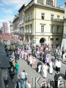 27.08.2004, Kraków, Polska.
Pogrzeb Czesława Miłosza. Kondukt przechodzi ul. Grodzką. Duchowni.
Fot. Piotr Dylik, zbiory Ośrodka KARTA