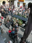 27.08.2004, Kraków, Polska.
Pogrzeb Czesława Miłosza. Kondukt przechodzi ul. Grodzką. Asysta honorowa żołnierzy Wojska Polskiego. Żołnierze. Samochód z trumną.
Fot. Piotr Dylik, zbiory Ośrodka KARTA