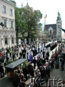 27.08.2004, Kraków, Polska.
Pogrzeb Czesława Miłosza. Kondukt przechodzi ul. Grodzką. Ul. Grodzka. Kościół pod wezwaniem Św. Andrzeja. Asysta honorowa żołnierzy Wojska Polskiego. Żołnierze. Samochód z trumną. Ludzie oczekujący na przemarsz konduktu.
Fot. Piotr Dylik, zbiory Ośrodka KARTA