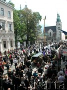 27.08.2004, Kraków, Polska.
Pogrzeb Czesława Miłosza. Kondukt przechodzi ul. Grodzką. Kościół pod wezwaniem Św. Andrzeja. Asysta honorowa żołnierzy Wojska Polskiego. Żołnierze.
Fot. Piotr Dylik, zbiory Ośrodka KARTA