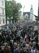 27.08.2004, Kraków, Polska.
Pogrzeb Czesława Miłosza. Kondukt przechodzi ul. Grodzką. Kościół pod wezwaniem Św. Andrzeja.
Fot. Piotr Dylik, zbiory Ośrodka KARTA