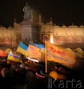 23.11.2004, Kraków, Polska.
Rynek Główny. Manifestacja poparcia dla Ukrainy. Flaga ukraińska. Transparenty z hasłem TAK! JUSZCZENKO. 
Fot. Piotr Dylik, zbiory Ośrodka KARTA