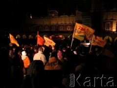 23.11.2004, Kraków, Polska.
Rynek Główny. Manifestacja poparcia dla Ukrainy. Flaga ukraińska. Transparenty z hasłem TAK! JUSZCZENKO.
Fot. Piotr Dylik, zbiory Ośrodka KARTA