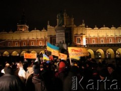 23.11.2004, Kraków, Polska.
Rynek Główny. Manifestacja poparcia dla Ukrainy. Flaga ukraińska. Transparenty z hasłem TAK! JUSZCZENKO. Transparent z napisem: вірю в Україну (Wierzę w Ukrainę).
Fot. Piotr Dylik, zbiory Ośrodka KARTA