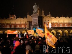 23.11.2004, Kraków, Polska.
Rynek Główny. Manifestacja poparcia dla Ukrainy. Flaga ukraińska. Transparenty z hasłem TAK! JUSZCZENKO. Transparent z napisami: JUSZCZENKO,  вірю в Україну (Wierzę w Ukrainę), TAK, 
Fot. Piotr Dylik, zbiory Ośrodka KARTA