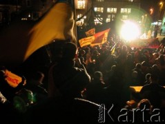 23.11.2004, Kraków, Polska.
Rynek Główny. Manifestacja poparcia dla Ukrainy. Flaga ukraińska. Transparenty z napisami: TAK! Juszczenko i NIE PODDAMY.
Fot. Piotr Dylik, zbiory Ośrodka KARTA