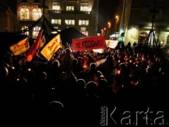 23.11.2004, Kraków, Polska.
Rynek Główny. Manifestacja poparcia dla Ukrainy. Flaga ukraińska. Transparenty z napisami: TAK! Juszczenko i NIE PODDAMY.
Fot. Piotr Dylik, zbiory Ośrodka KARTA