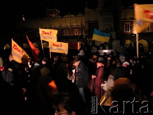 23.11.2004, Kraków, Polska.
Rynek Główny. Manifestacja poparcia dla Ukrainy. Flaga ukraińska. Transparenty z hasłem TAK! JUSZCZENKO.
Fot. Piotr Dylik, zbiory Ośrodka KARTA