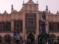 06.04.2005, Kraków Rynek Główny, Polska.
Żałoba po śmierci Jana Pawła II. Sukiennice. Pomnik Adama Mickiewicza.
Fot. Piotr Dylik, zbiory Ośrodka KARTA