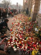06.04.2005, Kraków, Polska.
Ulica Franciszkańska 3. Kuria Metropolitalna. Żałoba po śmierci Jana Pawła II.
Fot. Piotr Dylik, zbiory Ośrodka KARTA