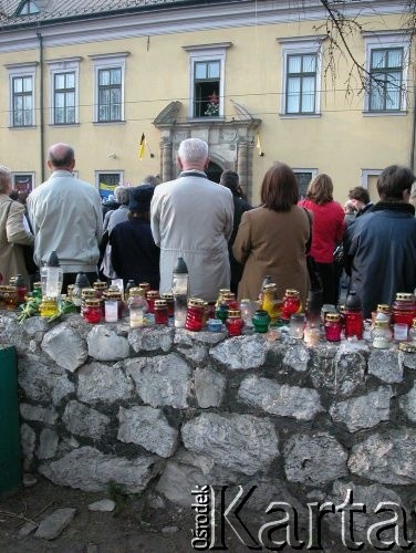 06.04.2005, Kraków, Polska.
Ulica Franciszkańska 3. Żałoba po śmierci Jana Pawła II. Pałac Biskupi.
Fot. Piotr Dylik, zbiory Ośrodka KARTA