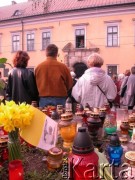 06.04.2005, Kraków, Polska.
Ulica Franciszkańska 3. Pałac Biskupi. Żałoba po śmierci Jana Pawła II.
Fot. Piotr Dylik, zbiory Ośrodka KARTA