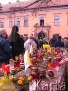 06.04.2005, Kraków, Polska.
Ulica Franciszkańska 3. Żałoba po śmierci Jana Pawła II. Pałac Biskupi.
Fot. Piotr Dylik, zbiory Ośrodka KARTA