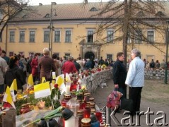 06.04.2005, Kraków, Polska.
Ulica Franciszkańska 3. Pałac Biskupi. Żałoba po śmierci Jana Pawła II.
Fot. Piotr Dylik, zbiory Ośrodka KARTA
