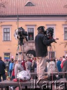 06.04.2005, Kraków, Polska.
Ulica Franciszkańska 3. Pałac Biskupi. Żałoba po śmierci Jana Pawła II.
Fot. Piotr Dylik, zbiory Ośrodka KARTA