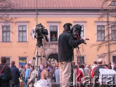06.04.2005, Kraków, Polska.
Ulica Franciszkańska 3. Pałac Biskupi. Żałoba po śmierci Jana Pawła II.
Fot. Piotr Dylik, zbiory Ośrodka KARTA