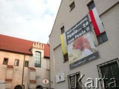06.04.2005, Kraków, Polska.
Ulica Franciszkańska. Wyższe Seminarium Duchowne Franciszkanów. Żałoba po śmierci Jana Pawła II.
Fot. Piotr Dylik, zbiory Ośrodka KARTA