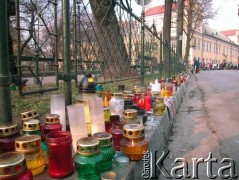 06.04.2005, Kraków, Polska.
Ulica Franciszkańska. W głębi Kuria Metropolitalna. Żałoba po śmierci Jana Pawła II.
Fot. Piotr Dylik, zbiory Ośrodka KARTA